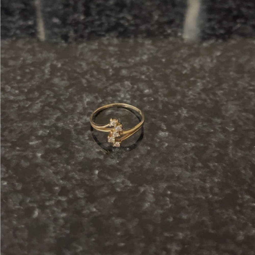 4 Small Diamond/14K Gold Ring